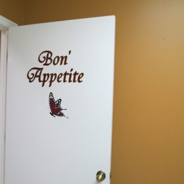 Door with "Bon' Appetite"
